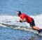 Homme effectuant une séance de wakeboard.