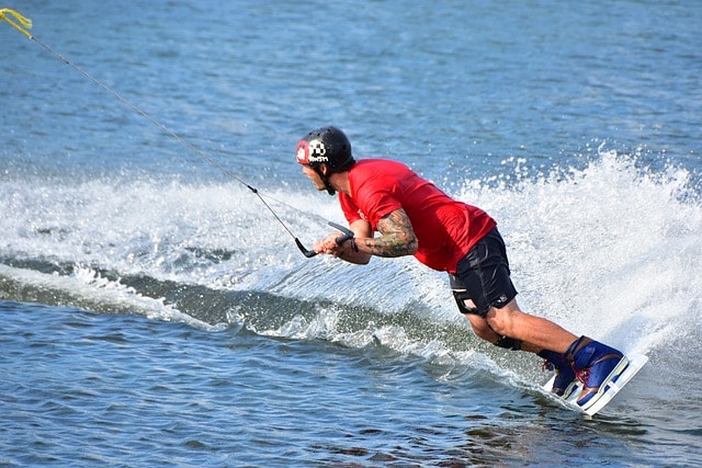 Homme effectuant une séance de wakeboard.