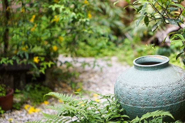 Joli vase bleu au milieu du jardin japonais à Singapour.