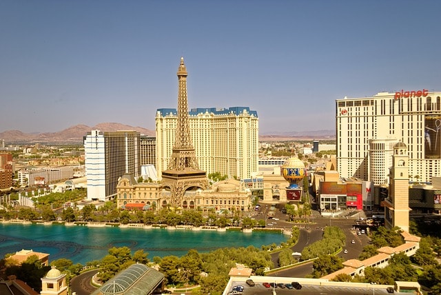 Vue sur la ville de Las Vegas, la Tour Eiffel et le lac sous un ciel bleu.