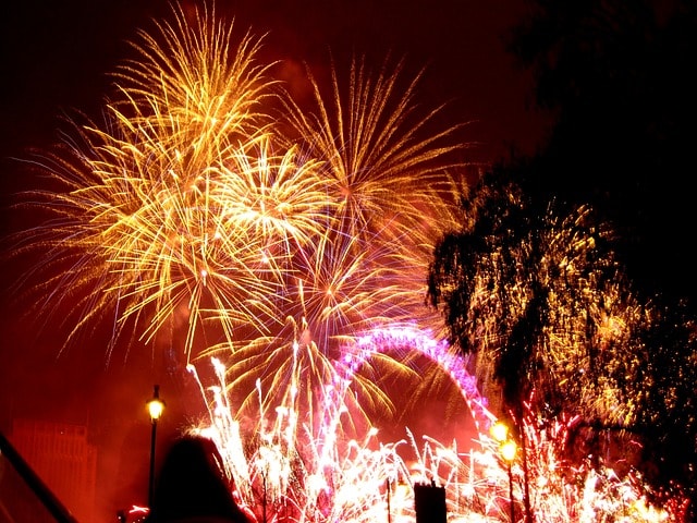 London Eye illuminé par des feux d'artifice le 31 décembre.