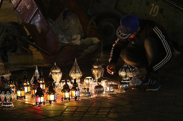 Vendeur installant de jolies lampes dans les rues de Marrakech.