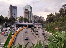 Ville de Mexico : routes très fréquentées et bâtiments modernes.