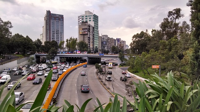 Les routes très fréquentées et bâtiments modernes impressionnent les touristes lors d'une première visite à Mexico.