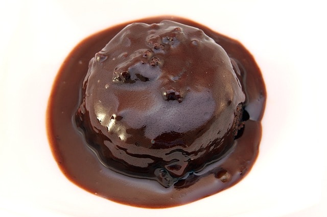 Assiette de mole couverte de sauce au chocolat.