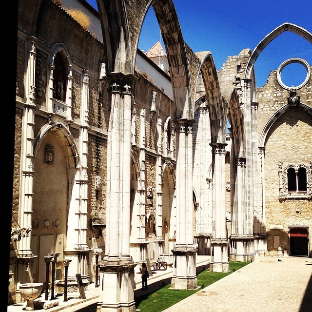 Le musée archéologique de Lisbonne et ses arcades.