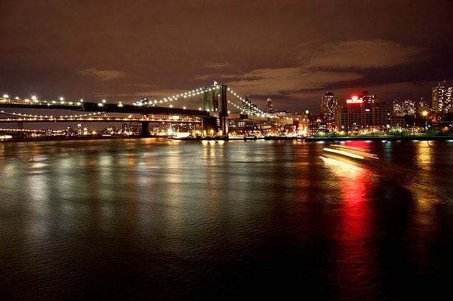 Le Pont de Brooklyn et la ville de New York et ses lumières en soirée.