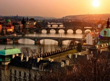 La ville de Prague traversée par la rivière Vltava et ses ponts.