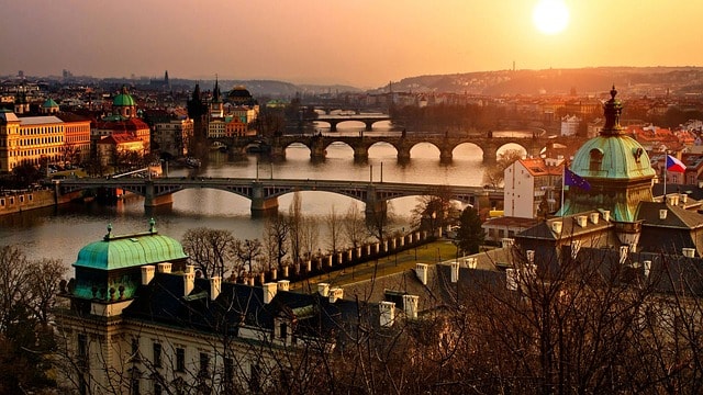 La ville de Prague traversée par la rivière Vltava et ses ponts.