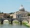 Vue sur la ville de Rome et ses bâtiments, un pont et la rivière.