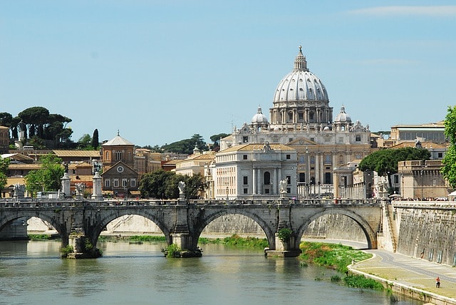 Ville de Rome avec ses bâtiments, son pont et sa rivière.