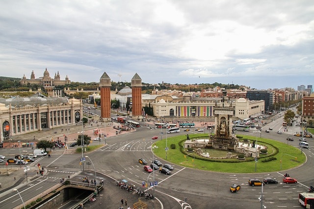 Un grand rond-point avec statue et fontaine à Barcelone.