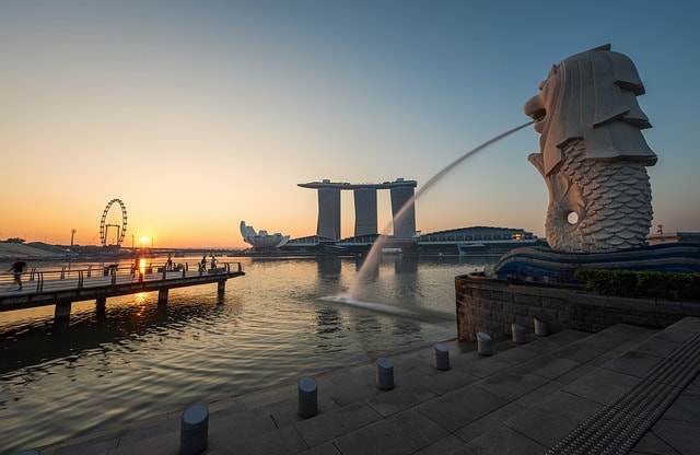 Vue sur la ville de Singapour au coucher de solei avec la Marina Bay Sands.
