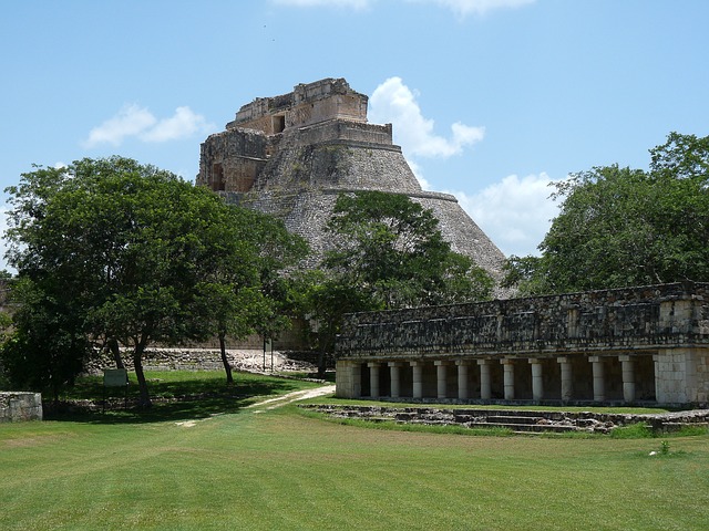 Des vestiges mayas comprenant plusieurs édifices au Mexique.
