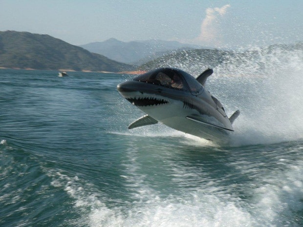 Sous-marin en forme de requin faisant des mouvements à Dubai.