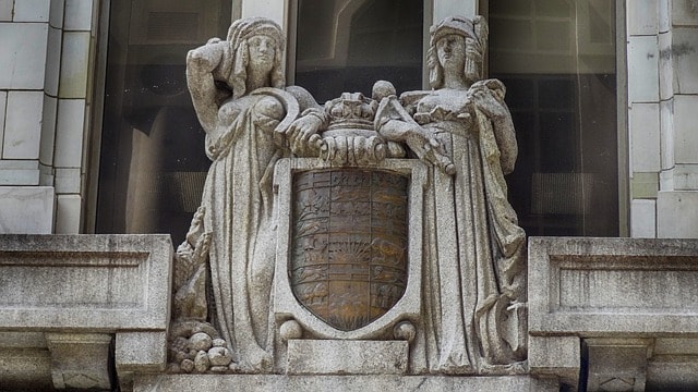 Deux statues de femmes dans le quartier du Vieux-Montréal.