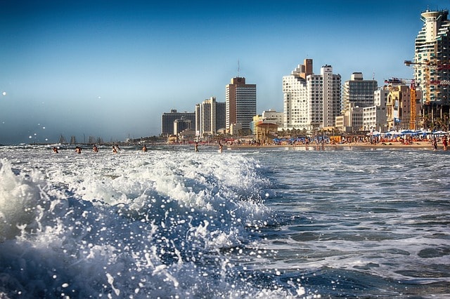 Petite vague sur les plages de Tel-Aviv au coucher de soleil.