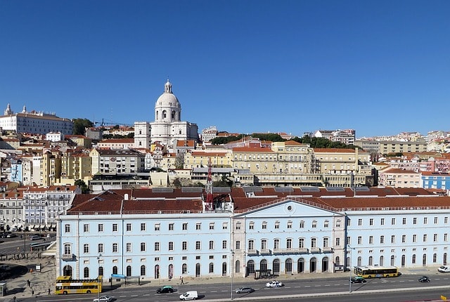 Ville haute de Lisbonne avec des bâtiments et la rue.