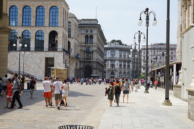 Une rue animée bordée de bâtiments anciens au coeur de Milan.