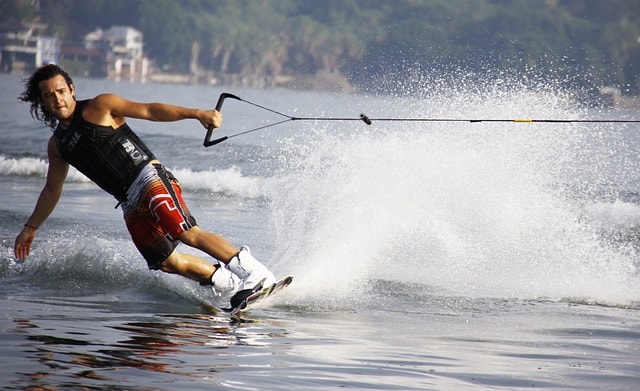 Homme effectuant du wakeboard.