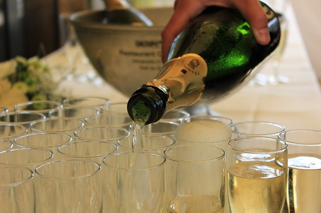 On verse du champagne dans plusieurs verres.