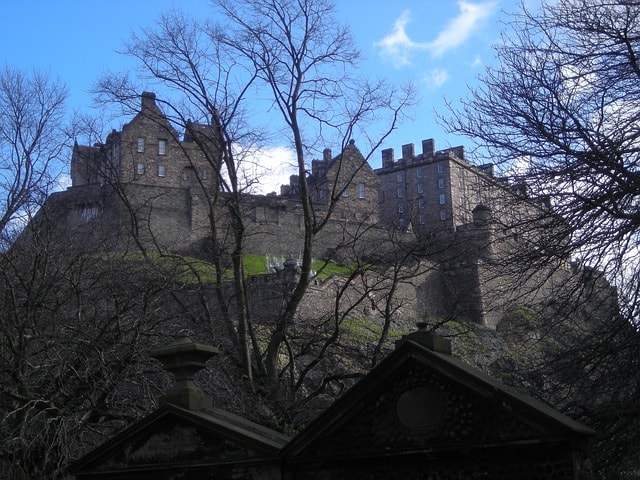 Le château d’Édimbourg en hauteur.