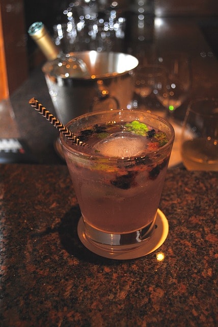 Cocktail sur une table de bar panoramique à San Francisco.