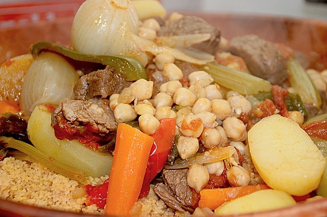 Délicieux plat de couscous avec des légumes frais.