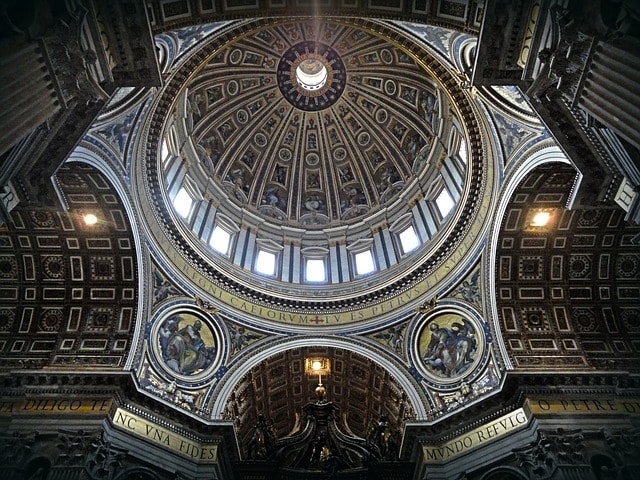 Vue intérieure du dôme de la Basilique Saint-Pierre.