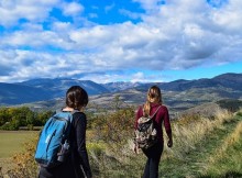 Deux femmes effectuant une randonnée dans une zone montagneuse au Mexique.