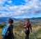 Deux femmes effectuant une randonnée dans une zone montagneuse au Mexique.