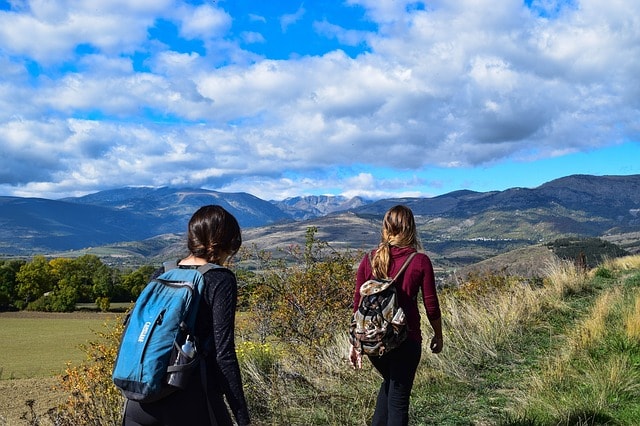 Deux femmes effectuant une randonnée dans une zone montagneuse au Mexique.