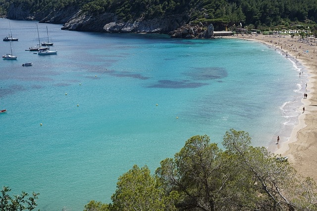 Crique et plage de sable fin à Ibiza.