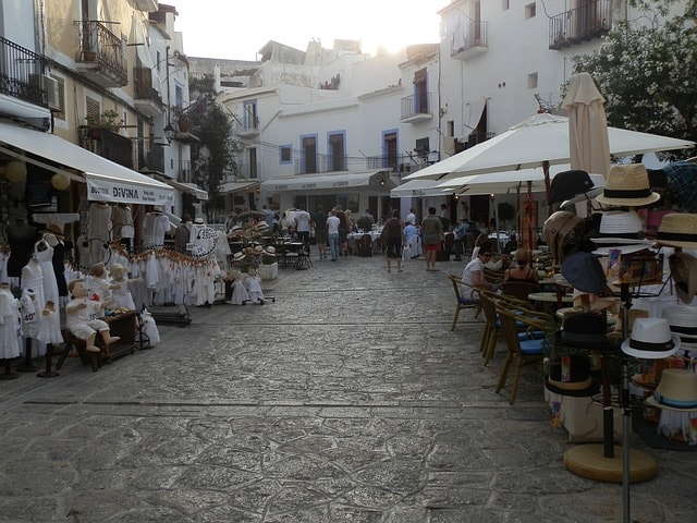 Rue commerçante à Sant Antoni de Portmany.