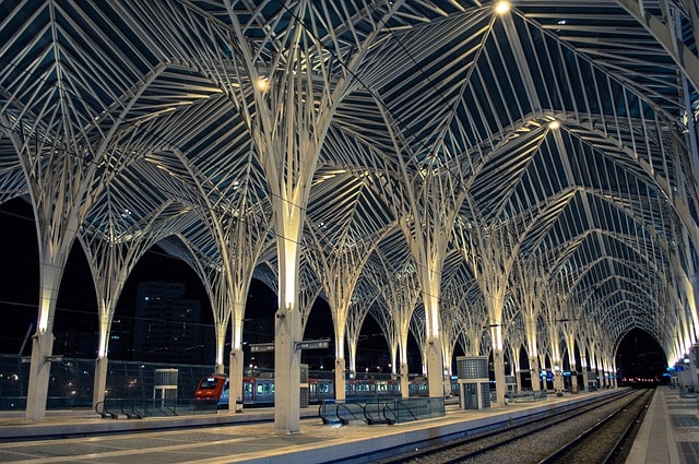 Structure ressemblant aux voiles d'une caravelle dans la gare de l'Orient à Lisbonne.