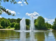 Étang avec deux fontaines dans un joli parc à Madrid.