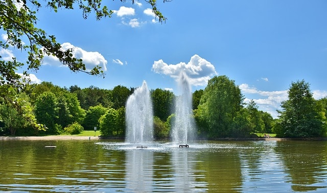 Étang avec deux fontaines dans un joli parc à Madrid.