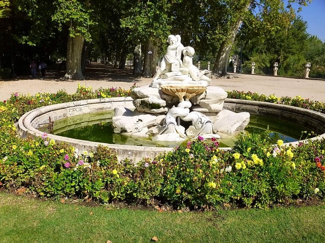 Fontaine parfaitement sculptée avec des personnages.