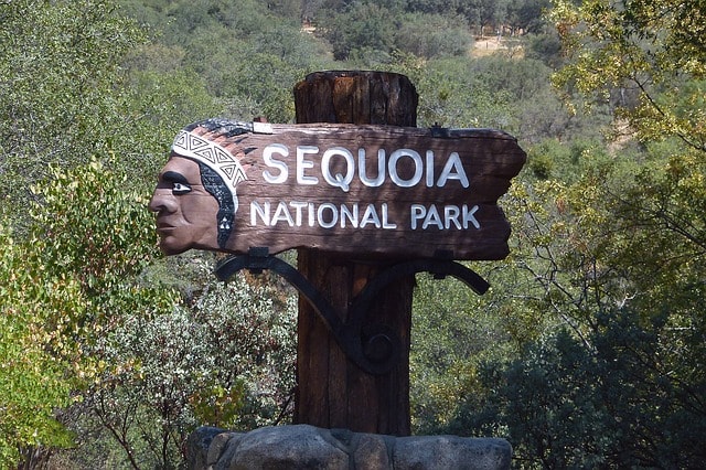 Panneau du Sequoia NAtional PArk avec le profil d'un amérindien.