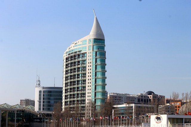 Le centre commercial Vasco da Gama en forme de bateau.