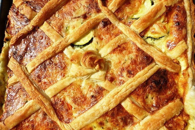 Délicieux plat(tarte ou quiche) à base de pâte feuilletée.