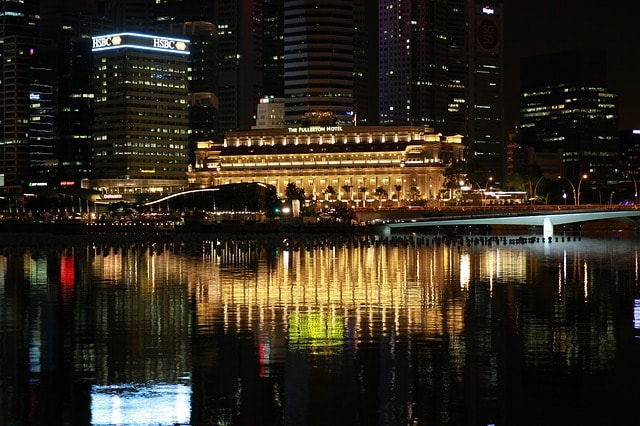 Quartier de Singapour avec les bâtiments modernes la nuit.