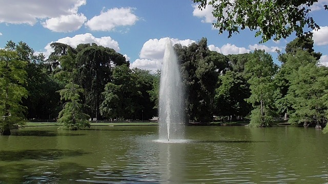 Étang avec jeu d'eau dan un magnifique jardin à Madrid.