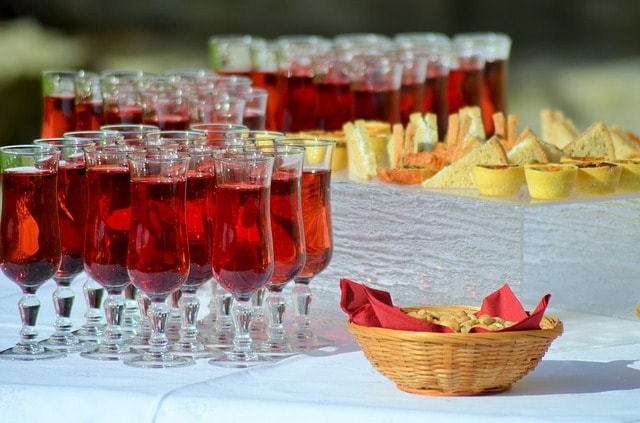 Cocktails rouges et apéritifs dans un bar rooftop.
