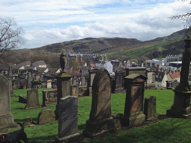 Cimetière et pierres tombales dans la ville d’Édimbourg.