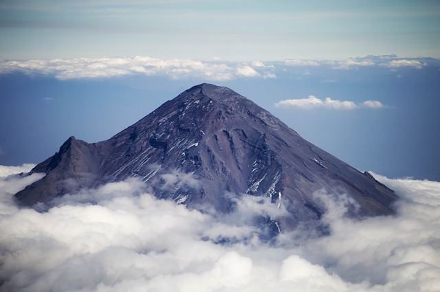 Le volcan Popocatepetl au Mexique en partie caché par les nuages.