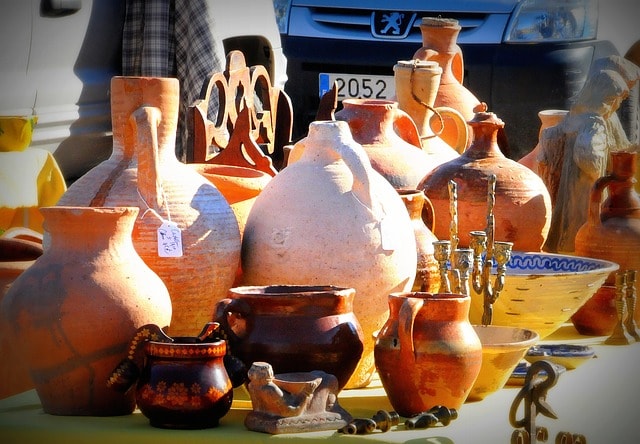 Plusieurs types de jarres et autres poteries utilisées pour les spécialités culinaires à Marrakech.