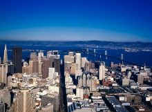Les gratte-ciel de San Francisco , le pont et la mer.