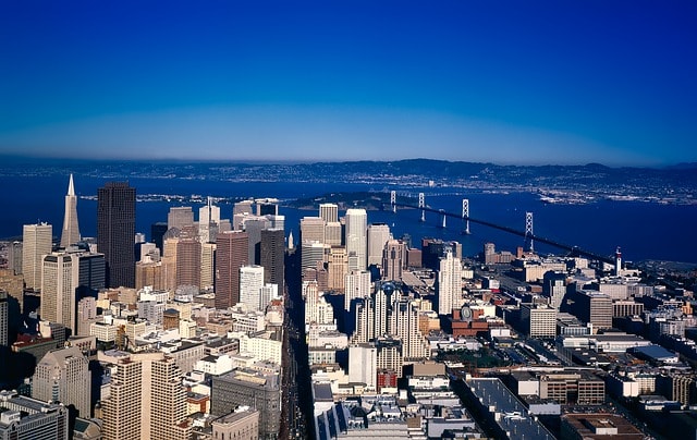 Les gratte-ciel de San Francisco , le pont et la mer.
