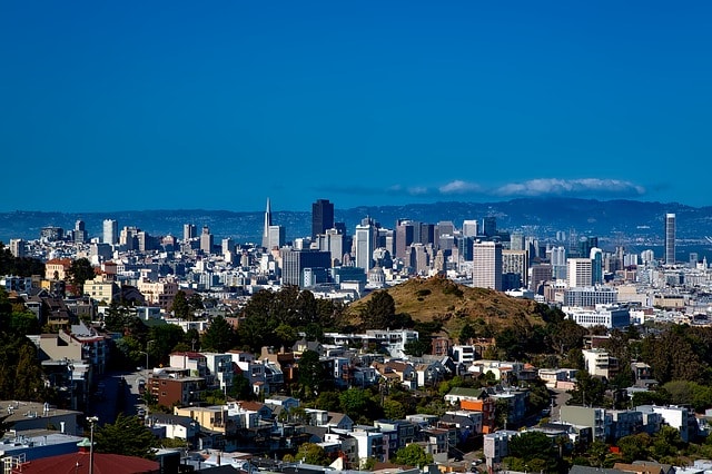 La ville de San Francisco et ses gratte-ciel sous un ciel bleu.